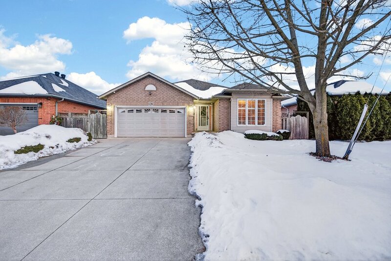 GREAT BACKSPLIT IN QUIET EAST HAMILTON LOCATION!