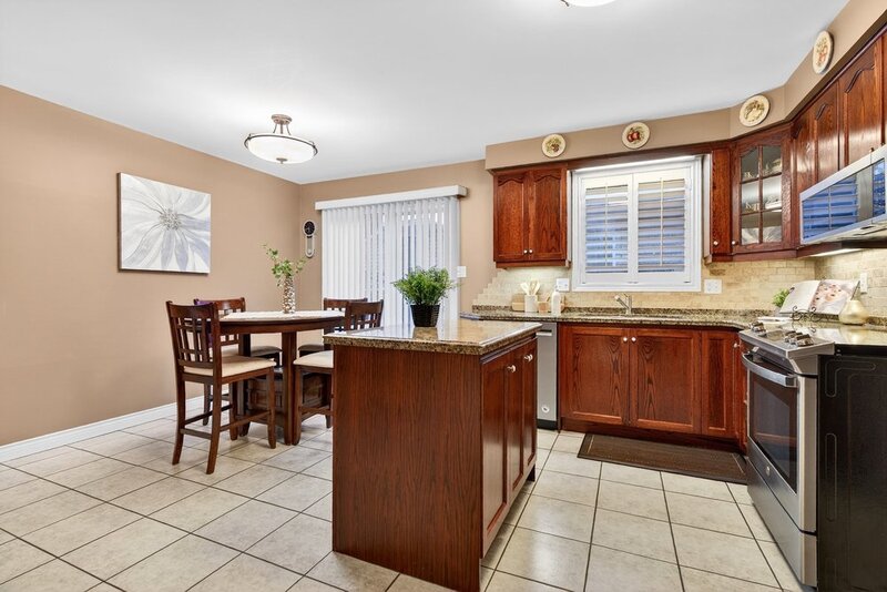 GREAT BACKSPLIT IN QUIET EAST HAMILTON LOCATION!