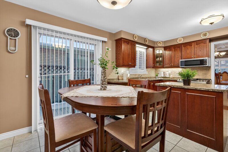 GREAT BACKSPLIT IN QUIET EAST HAMILTON LOCATION!