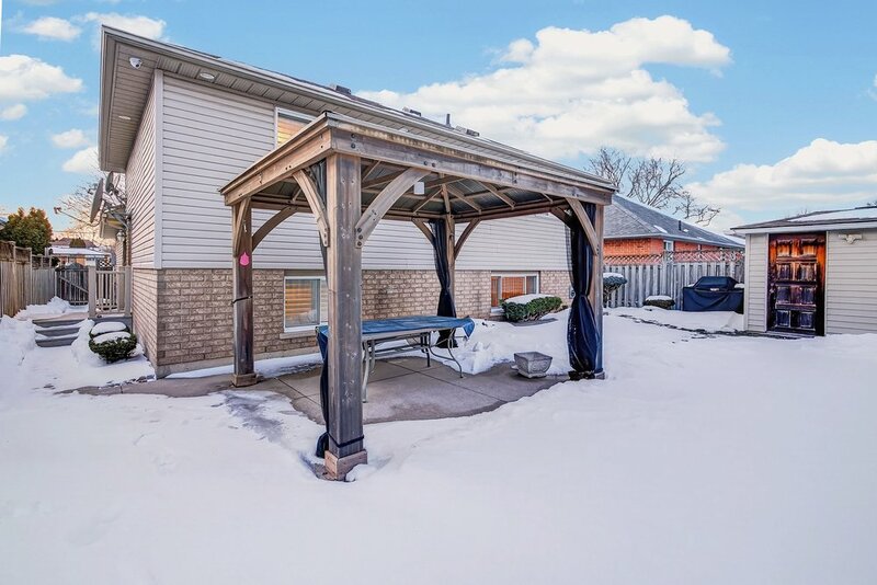 GREAT BACKSPLIT IN QUIET EAST HAMILTON LOCATION!