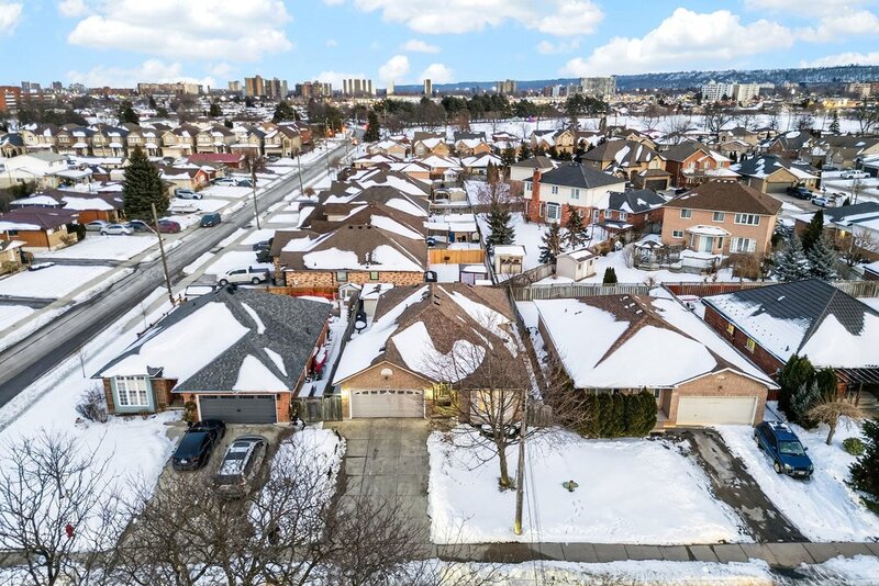 GREAT BACKSPLIT IN QUIET EAST HAMILTON LOCATION!