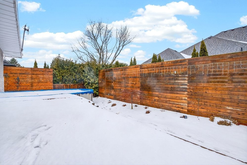 ONE OF A KIND BUNGALOW IN WELLAND!