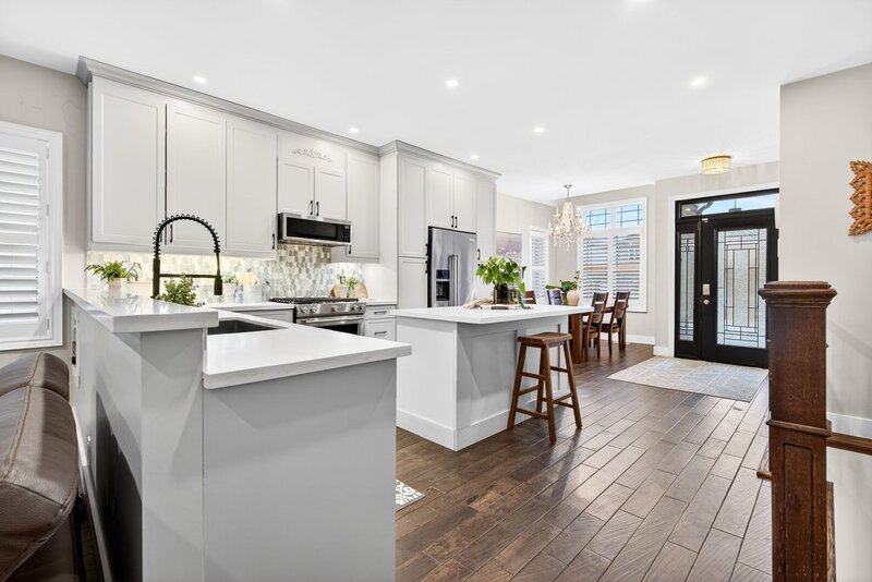 AMAZING FINISHES IN THIS WELLAND BUNGALOW!