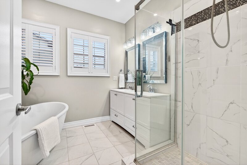 AMAZING FINISHES IN THIS WELLAND BUNGALOW!