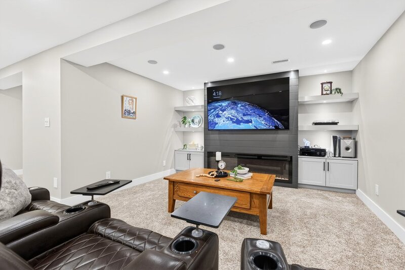 AMAZING FINISHES IN THIS WELLAND BUNGALOW!