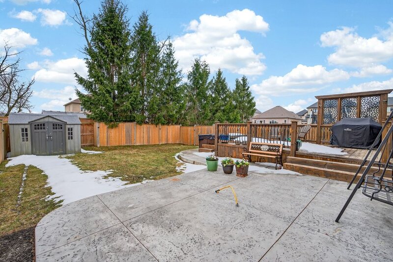AMAZING FINISHES IN THIS WELLAND BUNGALOW!