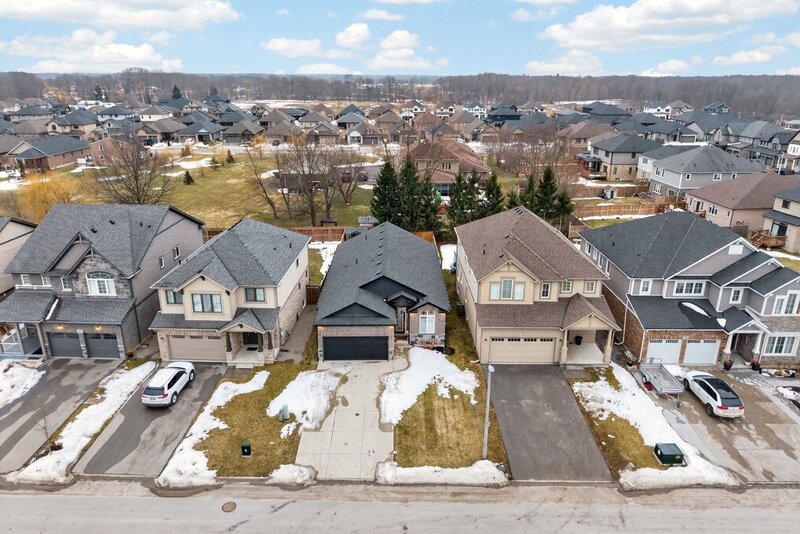 AMAZING FINISHES IN THIS WELLAND BUNGALOW!