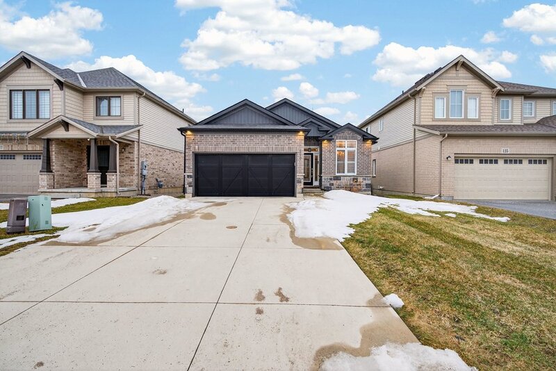 AMAZING FINISHES IN THIS WELLAND BUNGALOW!