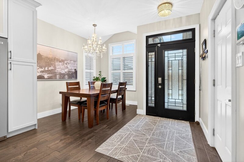 AMAZING FINISHES IN THIS WELLAND BUNGALOW!