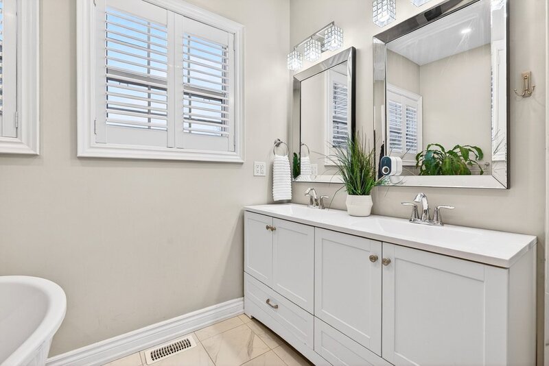 AMAZING FINISHES IN THIS WELLAND BUNGALOW!