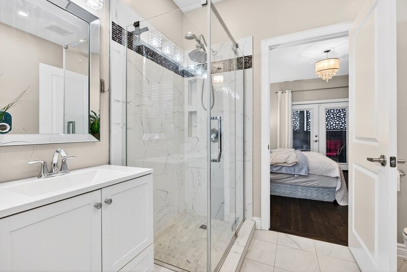 AMAZING FINISHES IN THIS WELLAND BUNGALOW!