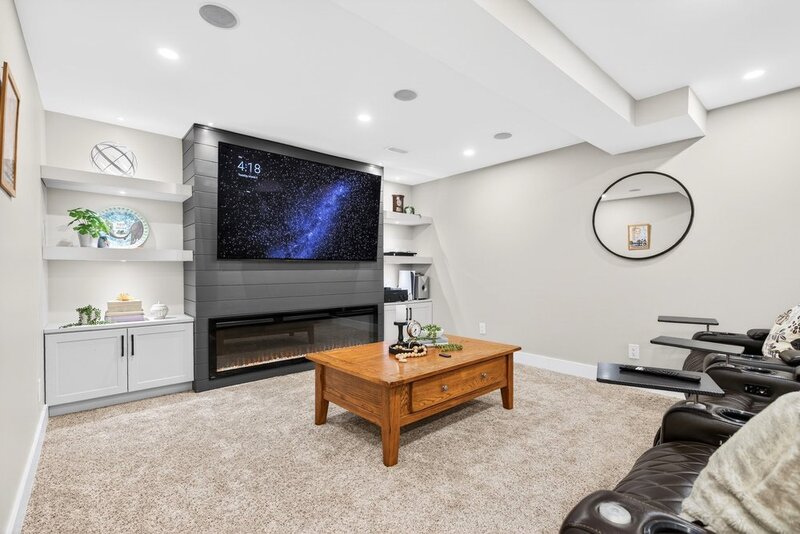 AMAZING FINISHES IN THIS WELLAND BUNGALOW!