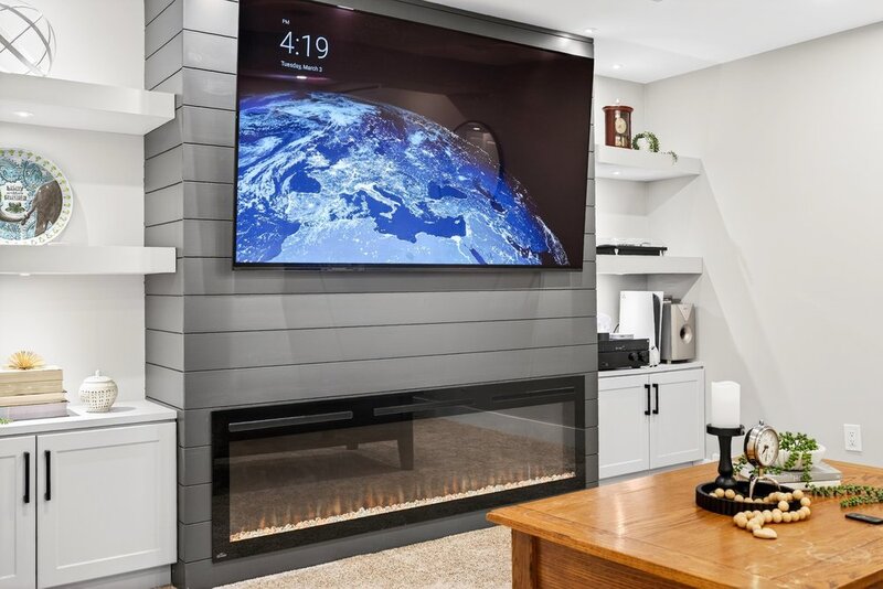 AMAZING FINISHES IN THIS WELLAND BUNGALOW!