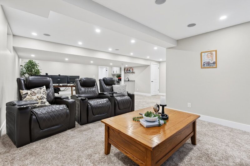 AMAZING FINISHES IN THIS WELLAND BUNGALOW!