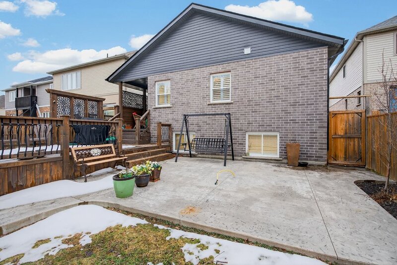 AMAZING FINISHES IN THIS WELLAND BUNGALOW!