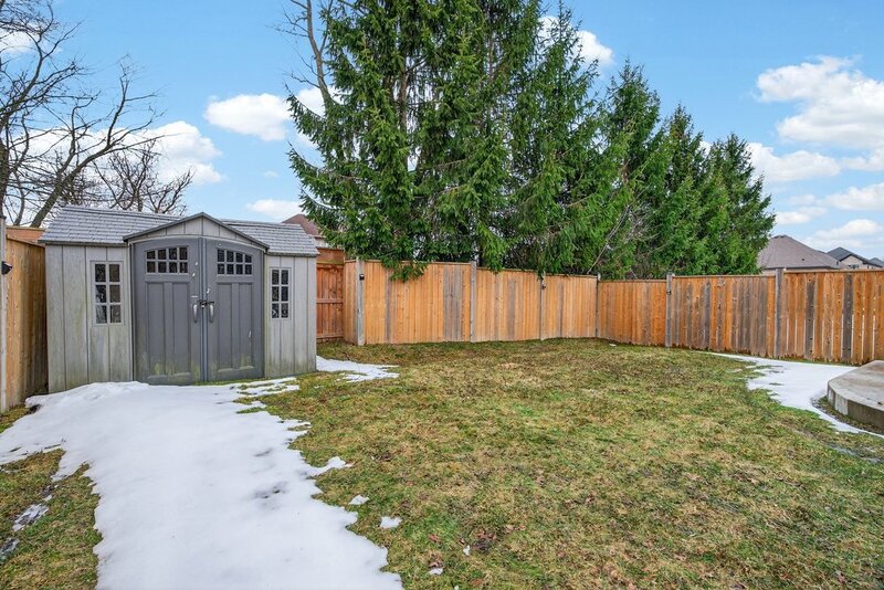 AMAZING FINISHES IN THIS WELLAND BUNGALOW!