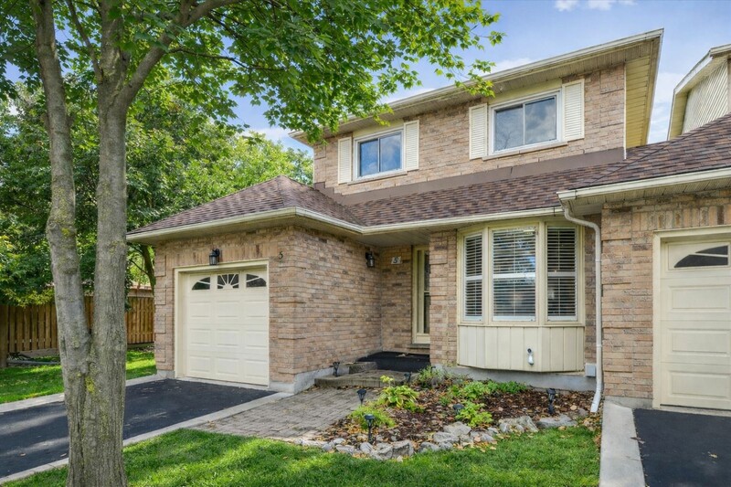BEAUTIFUL TURN-KEY END-UNIT IN STONEY CREEK!