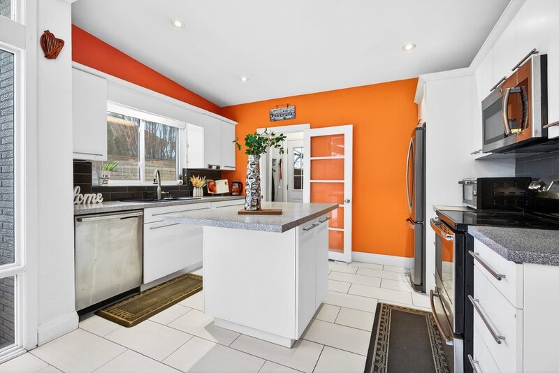 ONE OF A KIND BUNGALOW IN WELLAND!