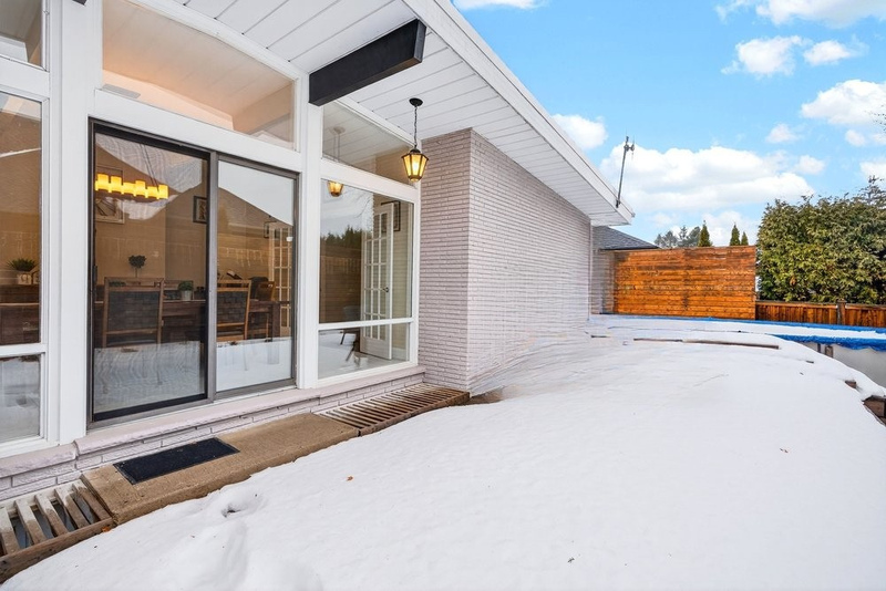 ONE OF A KIND BUNGALOW IN WELLAND!