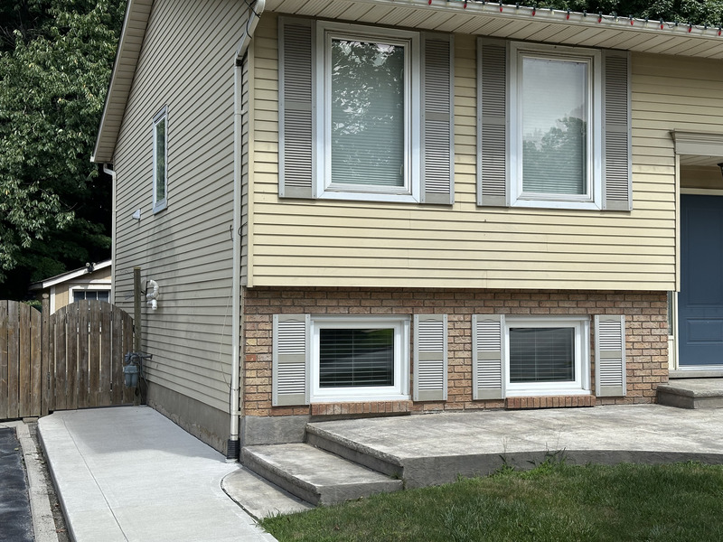 WELL MAINTAINED LOWER LEVEL SUITE ON A QUIET COURT