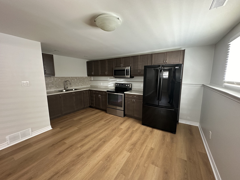 WELL MAINTAINED LOWER LEVEL SUITE ON A QUIET COURT