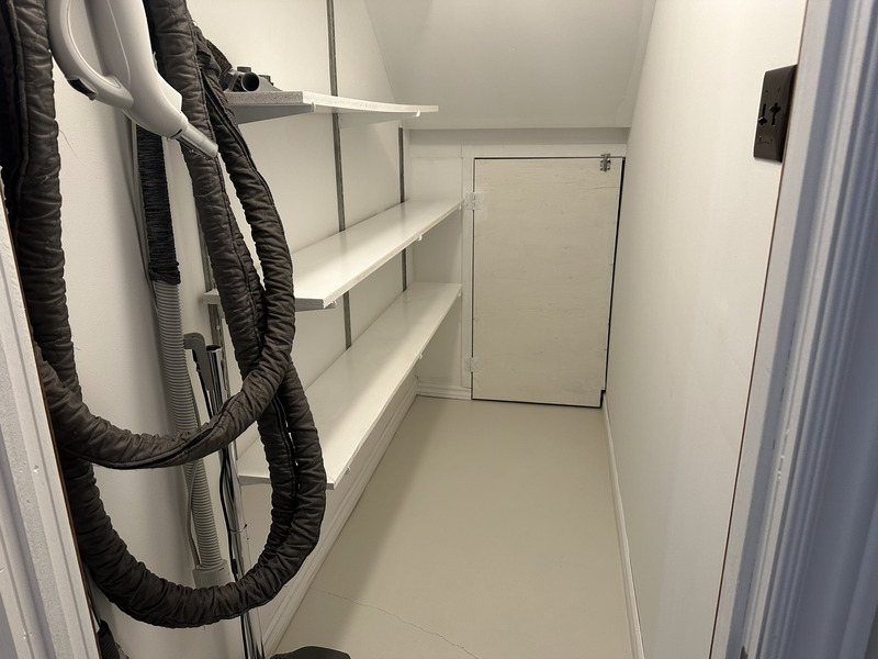 WELL MAINTAINED LOWER LEVEL SUITE ON A QUIET COURT