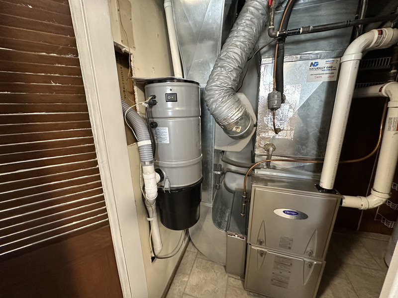 WELL MAINTAINED LOWER LEVEL SUITE ON A QUIET COURT