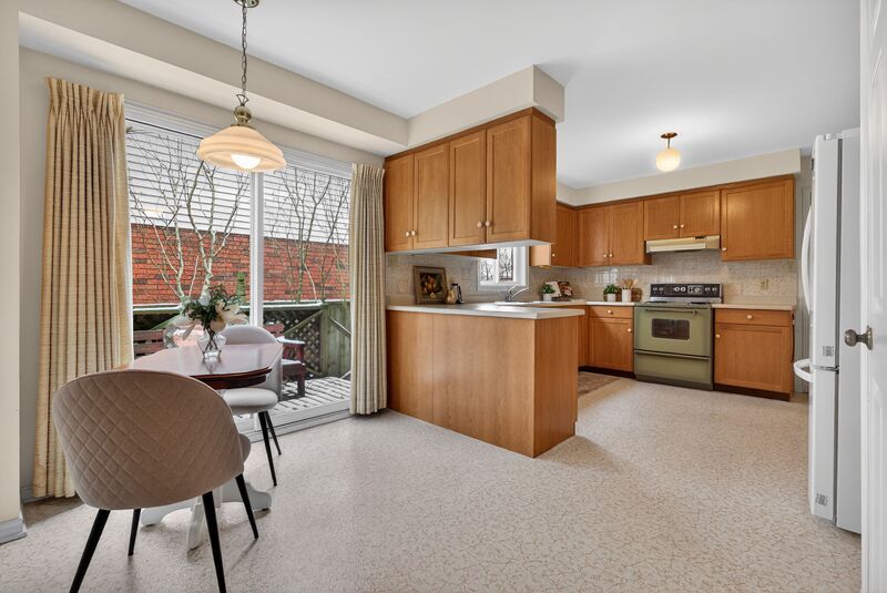 WONDERFUL FAMILY HOME IN GREAT GRIMSBY LOCATION!