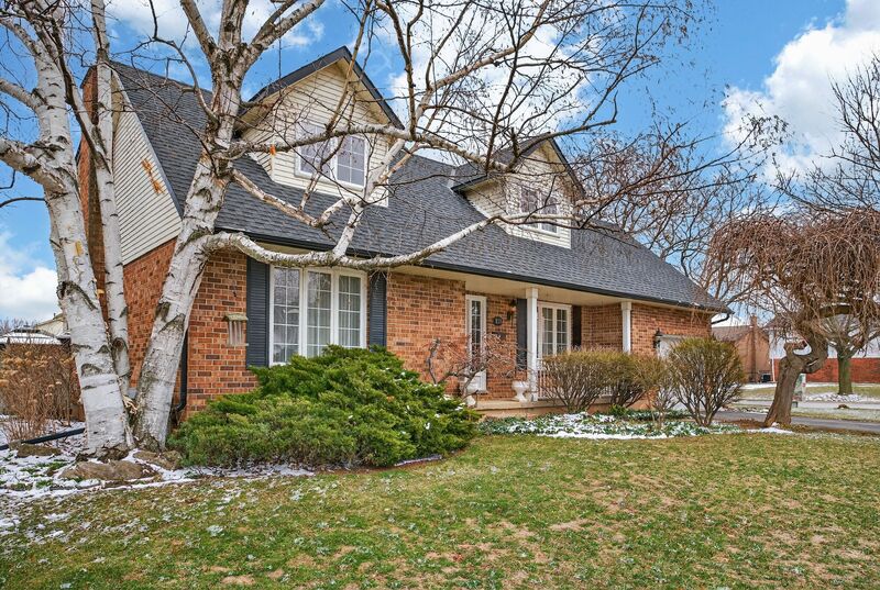 WONDERFUL FAMILY HOME IN GREAT GRIMSBY LOCATION!