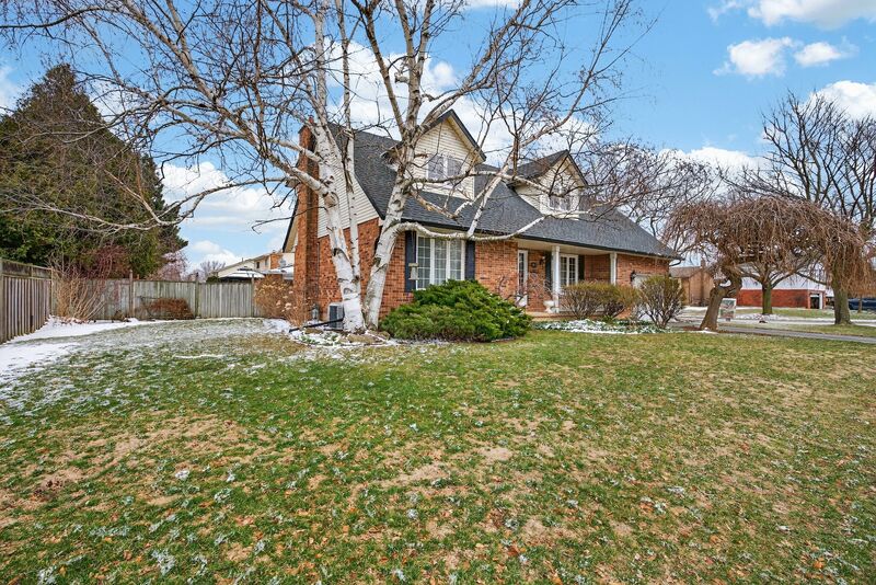 WONDERFUL FAMILY HOME IN GREAT GRIMSBY LOCATION!