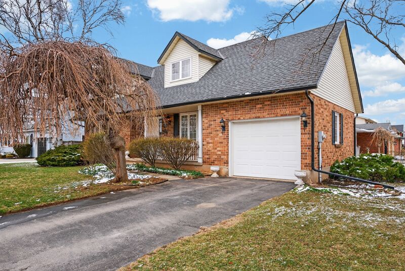 WONDERFUL FAMILY HOME IN GREAT GRIMSBY LOCATION!