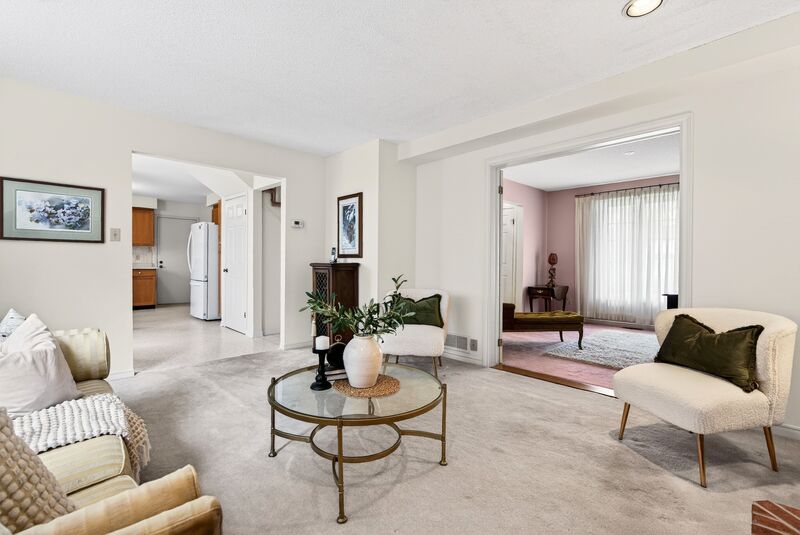 WONDERFUL FAMILY HOME IN GREAT GRIMSBY LOCATION!