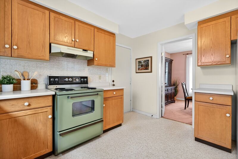 WONDERFUL FAMILY HOME IN GREAT GRIMSBY LOCATION!