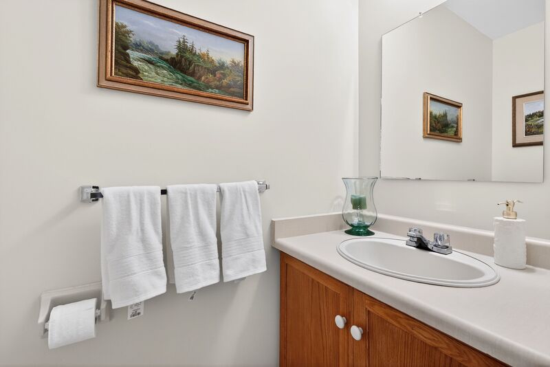 WONDERFUL FAMILY HOME IN GREAT GRIMSBY LOCATION!