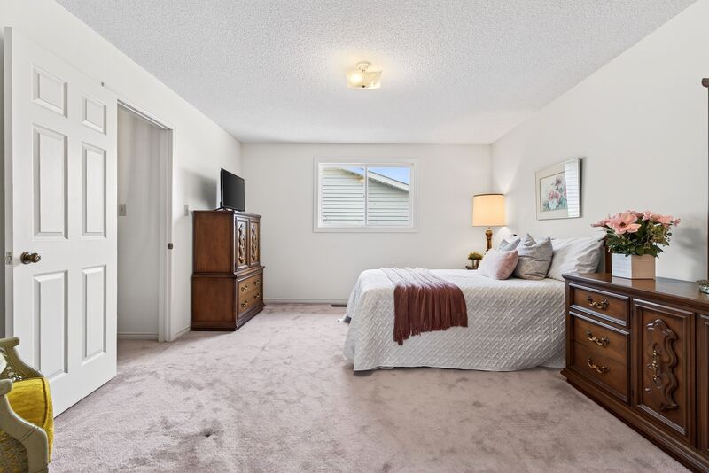 WONDERFUL FAMILY HOME IN GREAT GRIMSBY LOCATION!