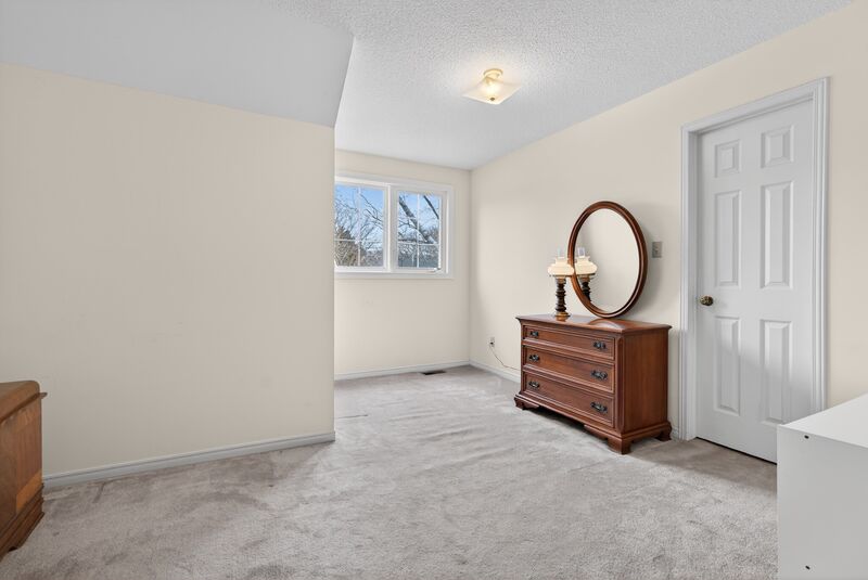 WONDERFUL FAMILY HOME IN GREAT GRIMSBY LOCATION!