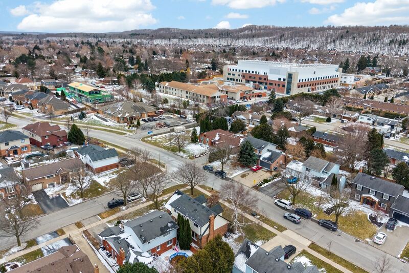 WONDERFUL FAMILY HOME IN GREAT GRIMSBY LOCATION!