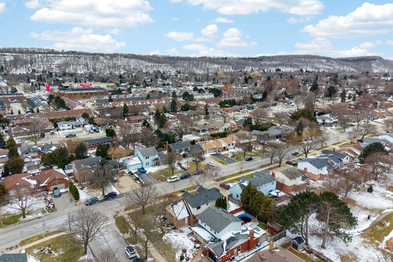 WONDERFUL FAMILY HOME IN GREAT GRIMSBY LOCATION!