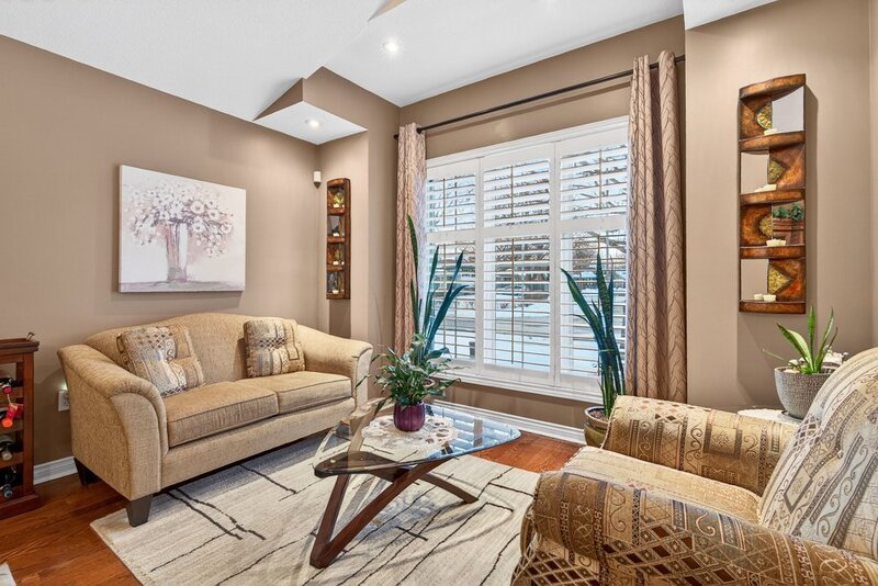 GREAT BACKSPLIT IN QUIET EAST HAMILTON LOCATION!