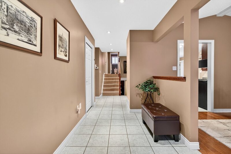 GREAT BACKSPLIT IN QUIET EAST HAMILTON LOCATION!