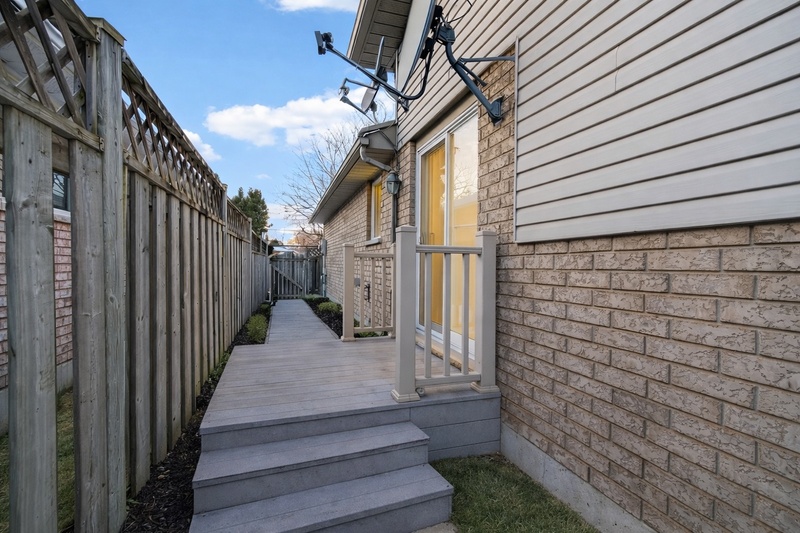 GREAT BACKSPLIT IN QUIET EAST HAMILTON LOCATION!