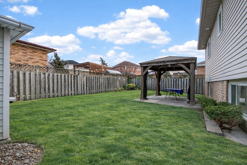 GREAT BACKSPLIT IN QUIET EAST HAMILTON LOCATION!