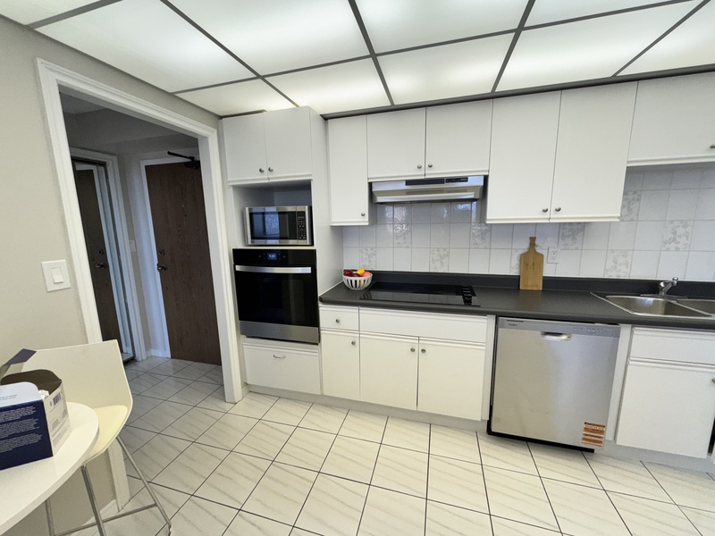 SOUGHT AFTER BUILDING IN STONEY CREEK!