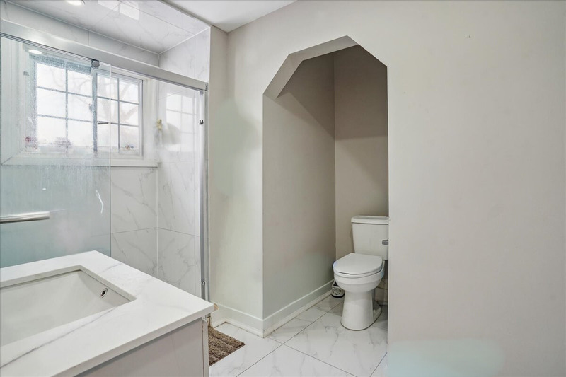 INVESTMENT OPPORTUNITY IN 3 UNIT MULTI-PLEX!