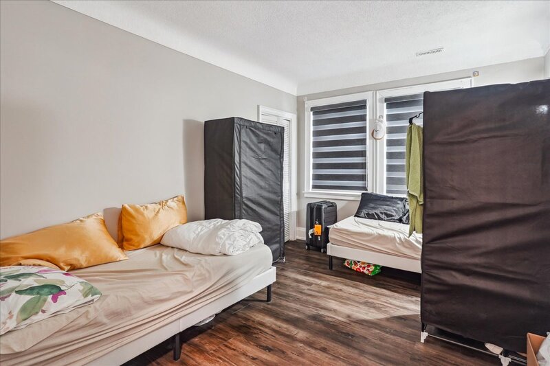 INVESTMENT OPPORTUNITY IN 3 UNIT MULTI-PLEX!