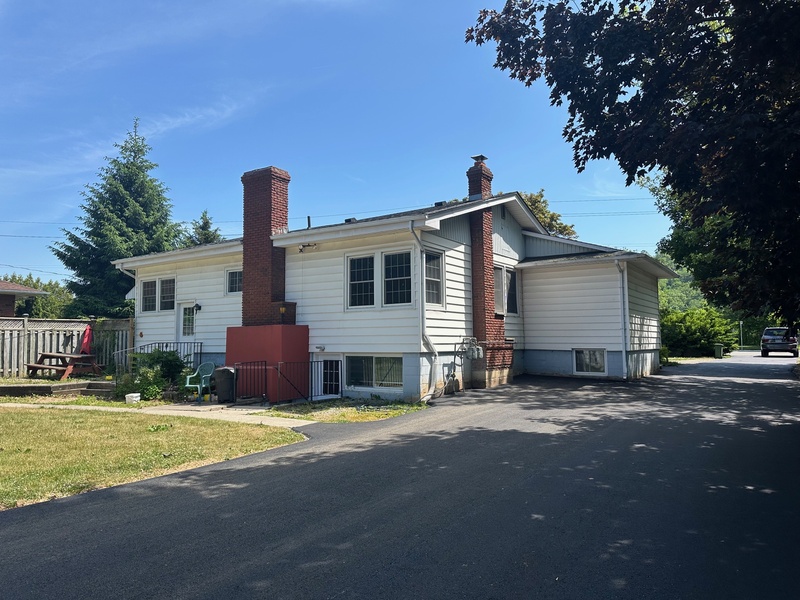 INVESTMENT OPPORTUNITY IN 3 UNIT MULTI-PLEX!