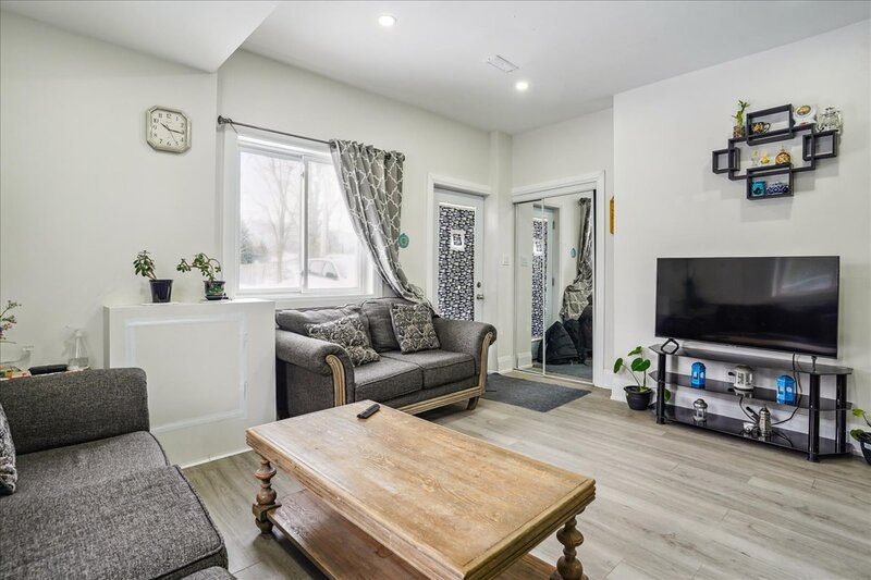 INVESTMENT OPPORTUNITY IN 3 UNIT MULTI-PLEX!