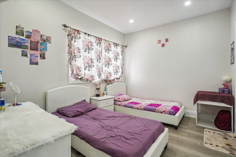 INVESTMENT OPPORTUNITY IN 3 UNIT MULTI-PLEX!