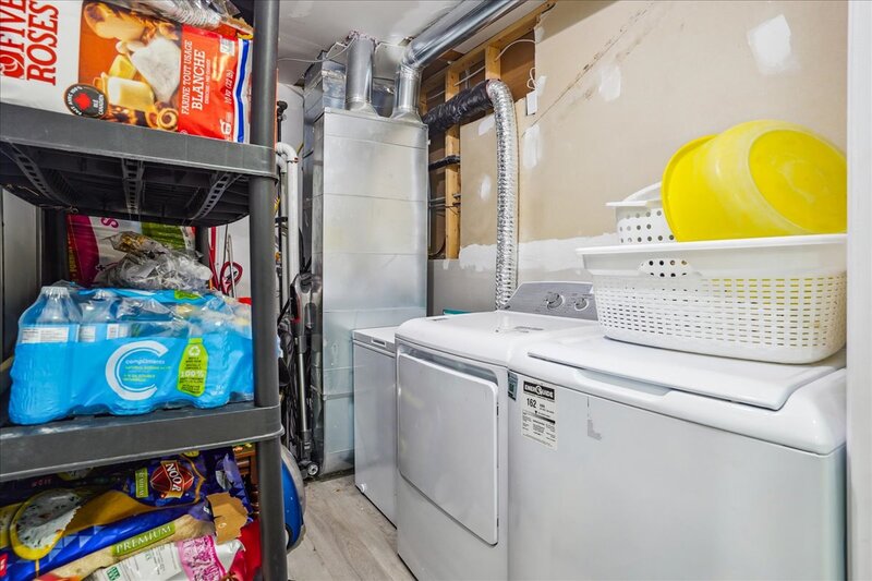 INVESTMENT OPPORTUNITY IN 3 UNIT MULTI-PLEX!