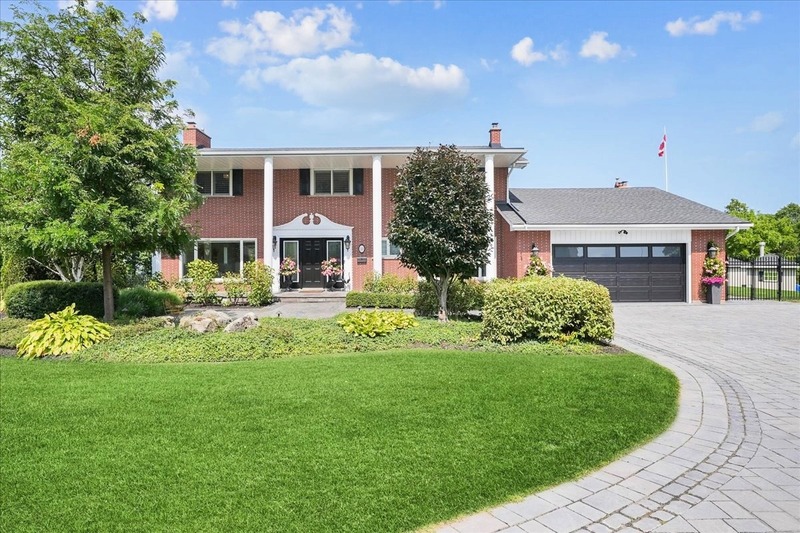 BEAUTIFUL RENOVATED HOME WITH A STUNNING BACKYARD!